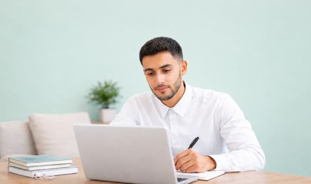 طالب يستخدم اللابتوب للدراسة